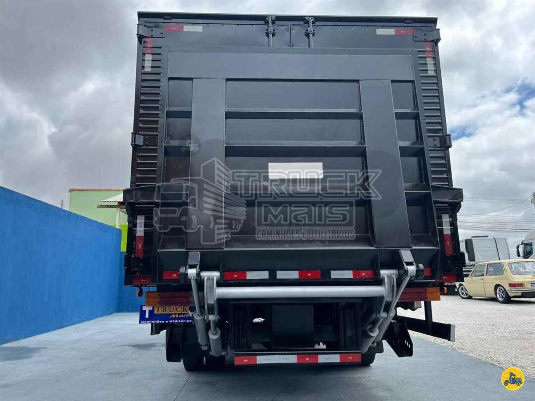 Caminhão MERCEDES BENZ MB 815 Baú Furgão + Plataforma Elevatória ANO 2019 de Truck Mais Caminhões no Paraná