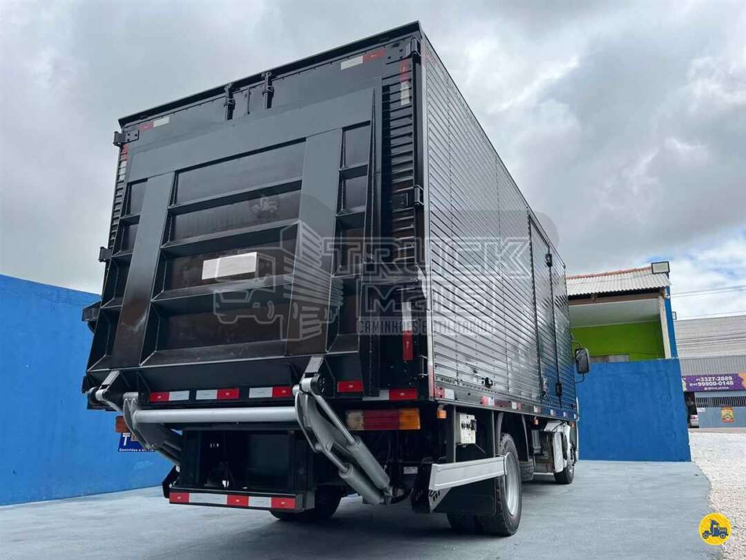 Caminhão MERCEDES BENZ MB 815 Baú Furgão + Plataforma Elevatória ANO 2019 de Truck Mais Caminhões no Paraná