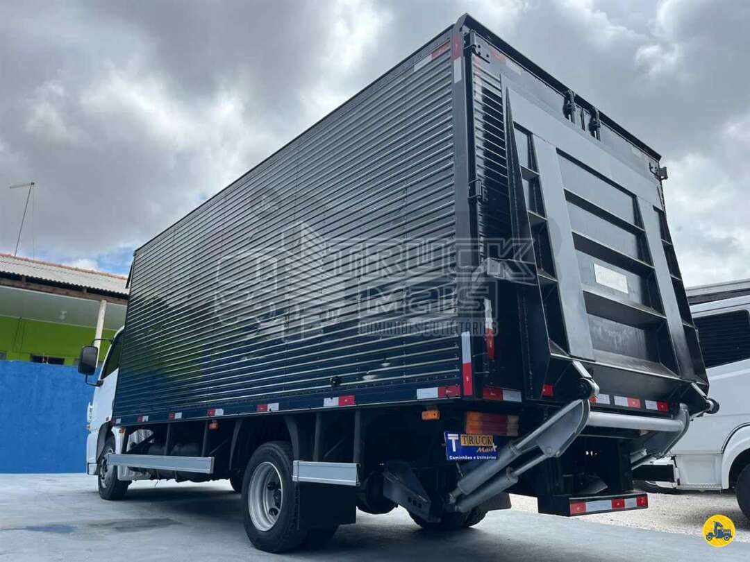 Caminhão MERCEDES BENZ MB 815 Baú Furgão + Plataforma Elevatória ANO 2019 de Truck Mais Caminhões no Paraná