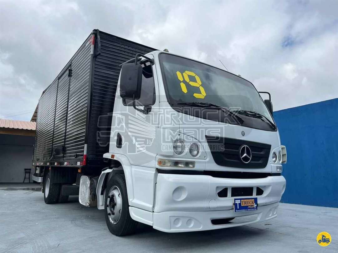Caminhão MERCEDES BENZ MB 815 Baú Furgão + Plataforma Elevatória ANO 2019 de Truck Mais Caminhões no Paraná