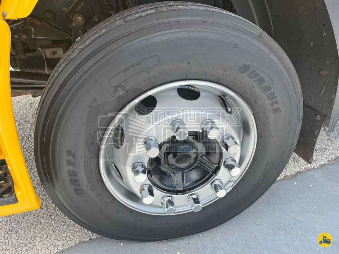 Caminhão VOLVO VM 220 Baú Furgão + Plataforma Elevatória ANO 2015 de Truck Mais Caminhões no Paraná