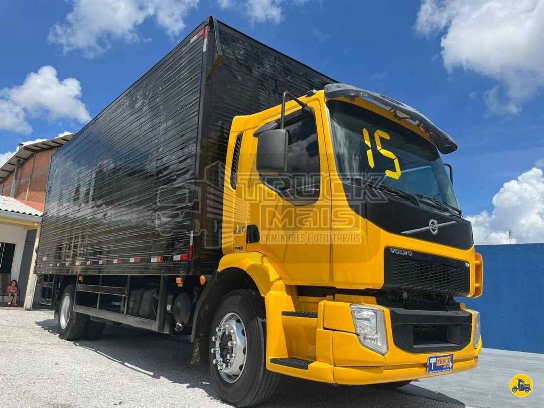 Caminhão VOLVO VM 220 Baú Furgão + Plataforma Elevatória ANO 2015 de Truck Mais Caminhões no Paraná