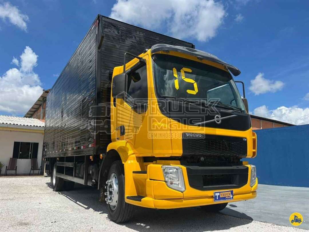 Caminhão VOLVO VM 220 Baú Furgão + Plataforma Elevatória ANO 2015 de Truck Mais Caminhões no Paraná