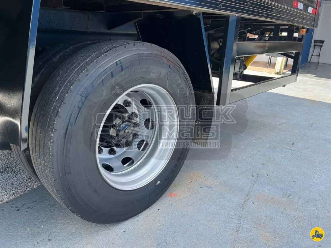 Caminhão VOLVO VM 220 Baú Furgão + Plataforma Elevatória ANO 2015 de Truck Mais Caminhões no Paraná