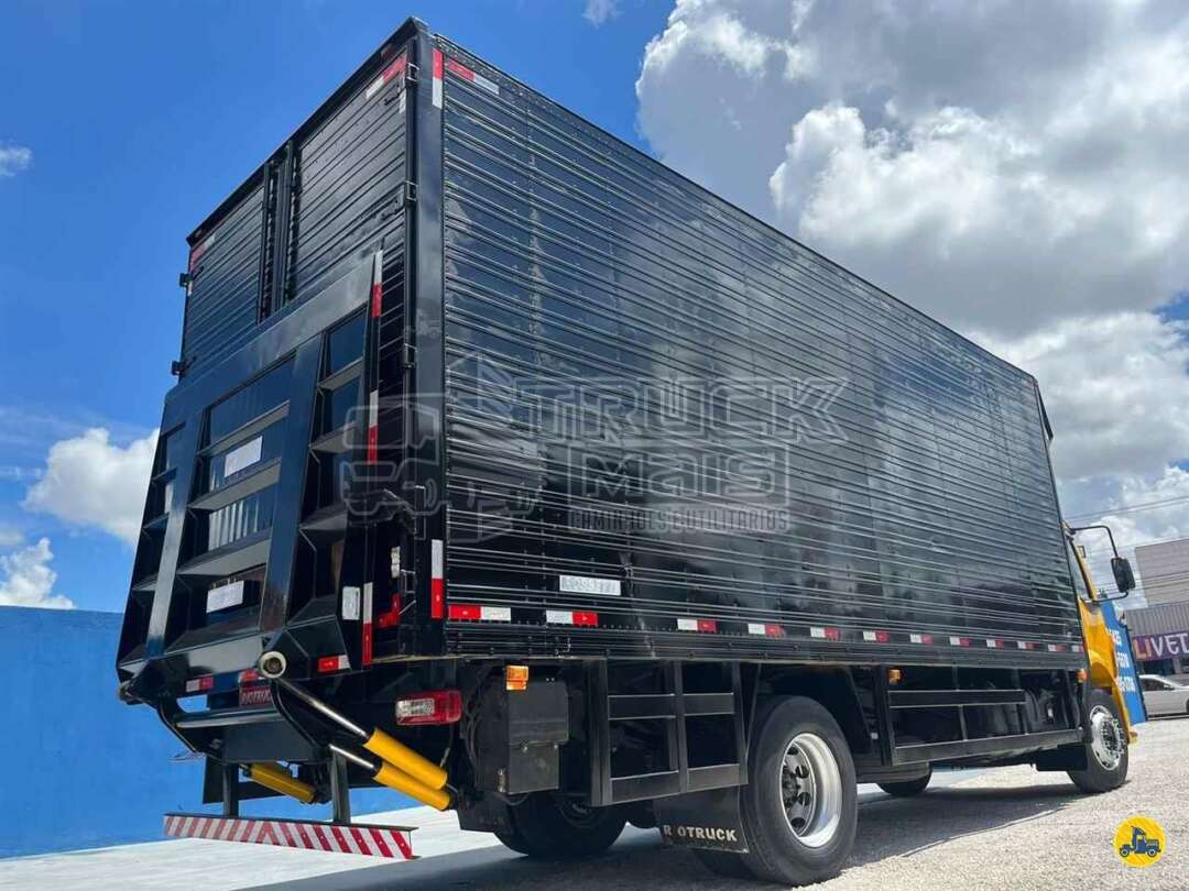 Caminhão VOLVO VM 220 Baú Furgão + Plataforma Elevatória ANO 2015 de Truck Mais Caminhões no Paraná