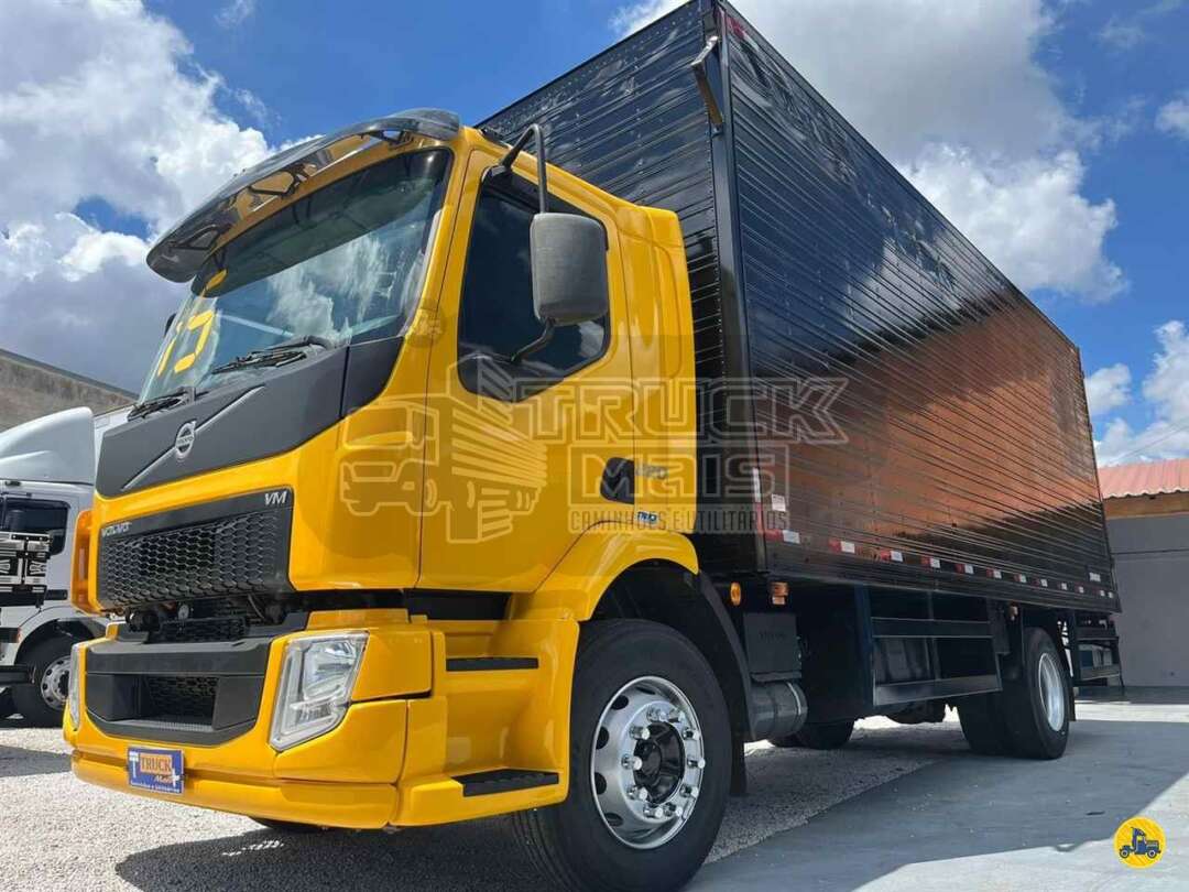 Caminhão VOLVO VM 220 Baú Furgão + Plataforma Elevatória ANO 2015 de Truck Mais Caminhões no Paraná