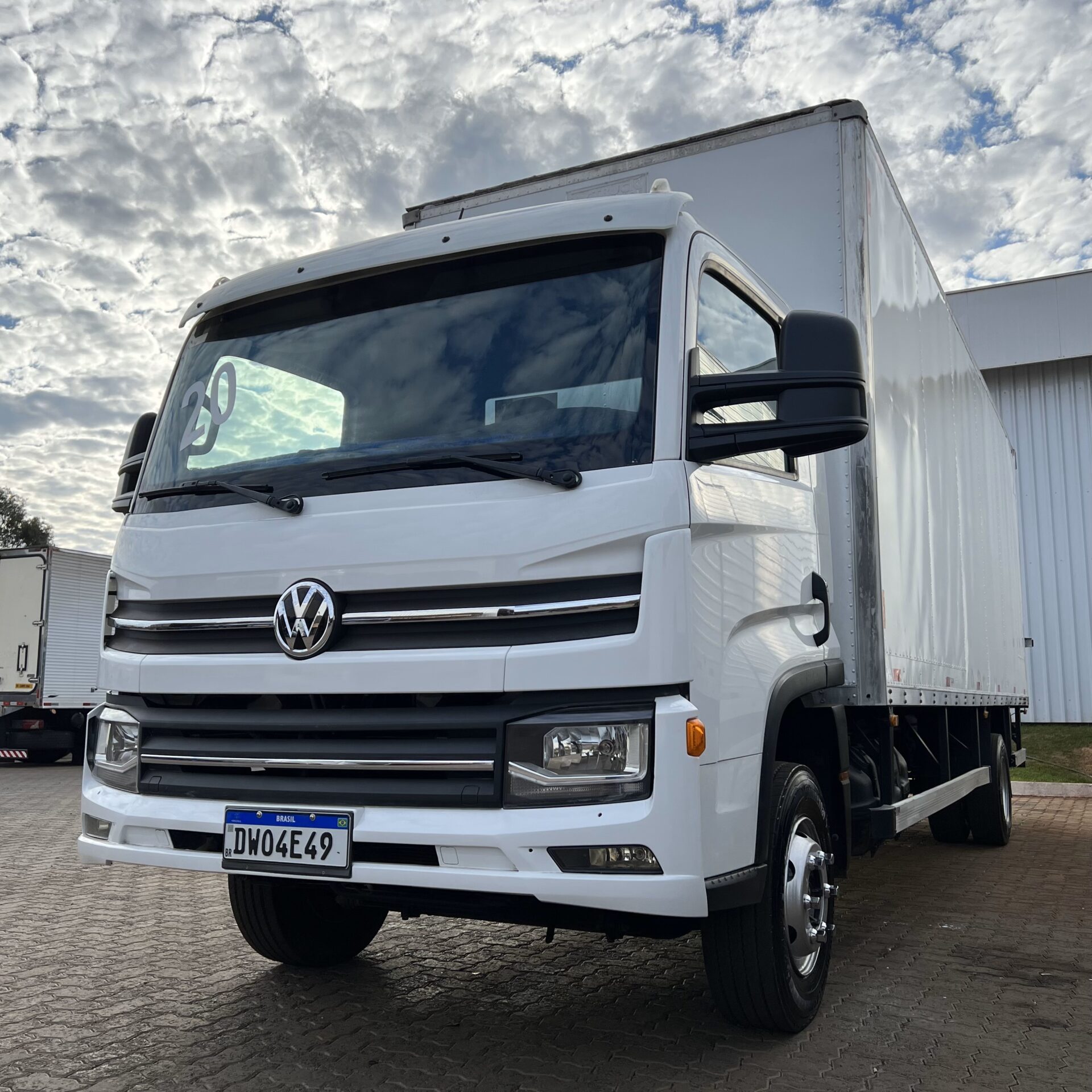 CAMINHÃO 3/4 VOLKSWAGEN 11180 2020 BAÚ COM PLATAFORMA de Caiobá Seminovos no Mato Grosso do Sul