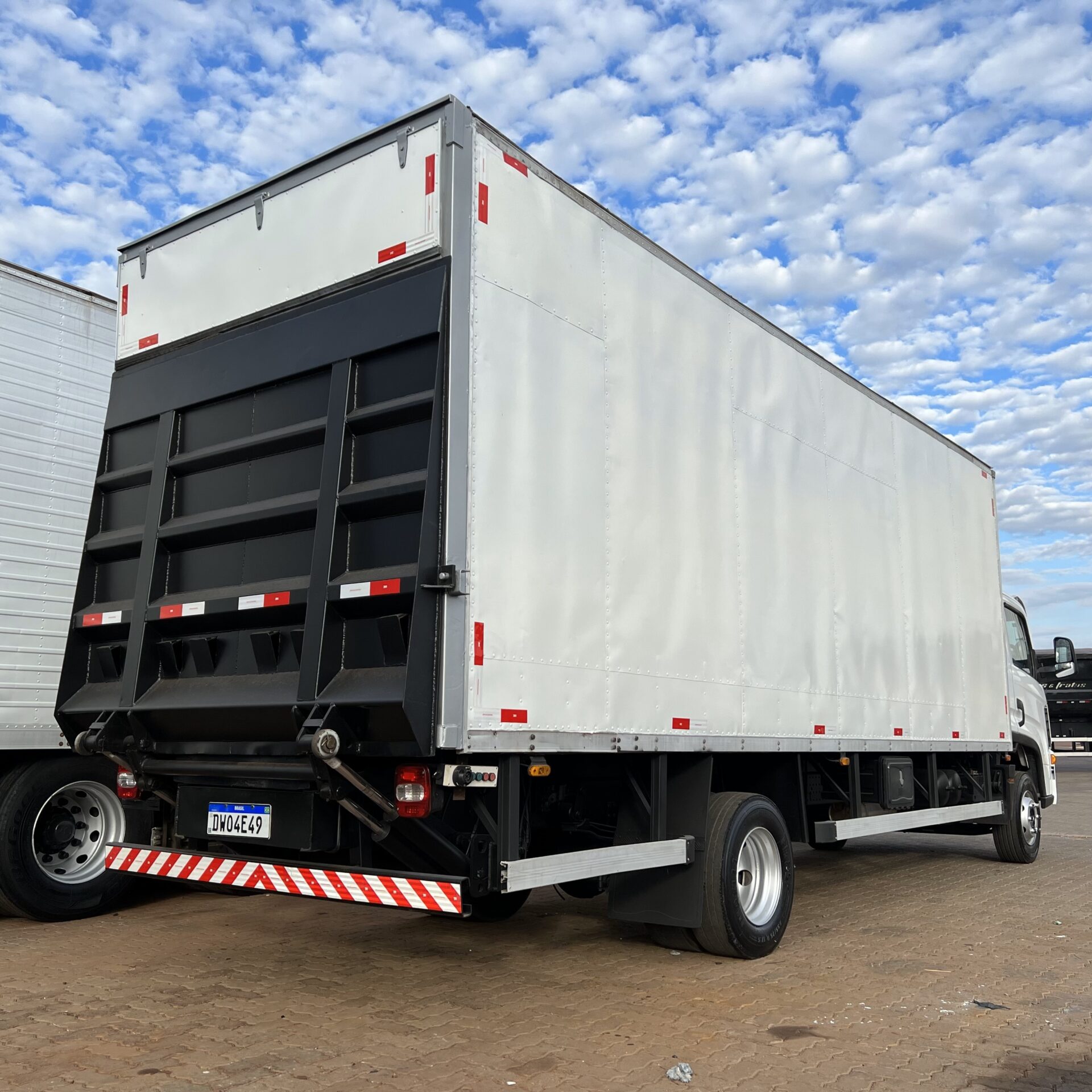 CAMINHÃO 3/4 VOLKSWAGEN 11180 2020 BAÚ COM PLATAFORMA de Caiobá Seminovos no Mato Grosso do Sul