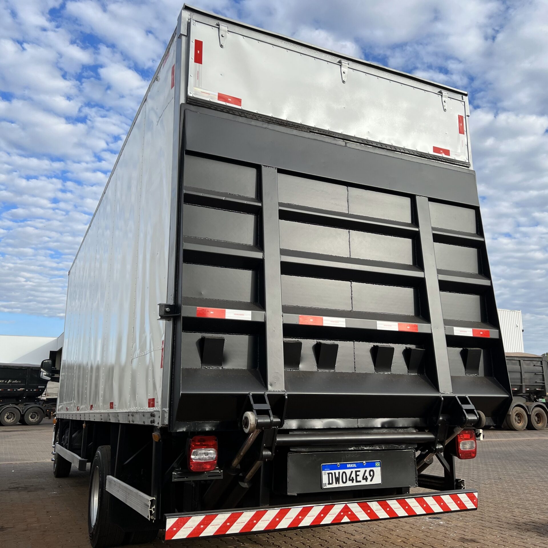 CAMINHÃO 3/4 VOLKSWAGEN 11180 2020 BAÚ COM PLATAFORMA de Caiobá Seminovos no Mato Grosso do Sul