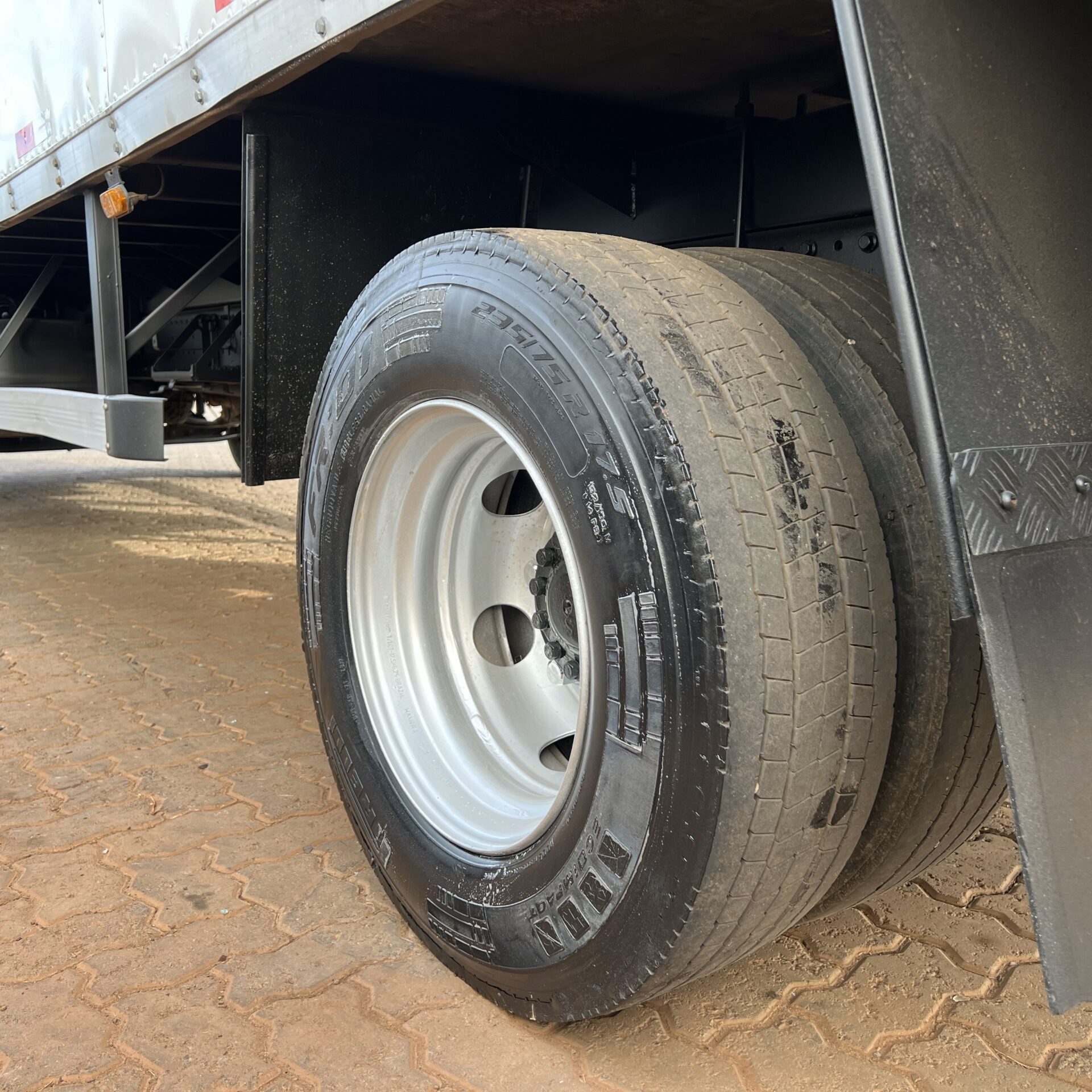 CAMINHÃO 3/4 VOLKSWAGEN 11180 2020 BAÚ COM PLATAFORMA de Caiobá Seminovos no Mato Grosso do Sul