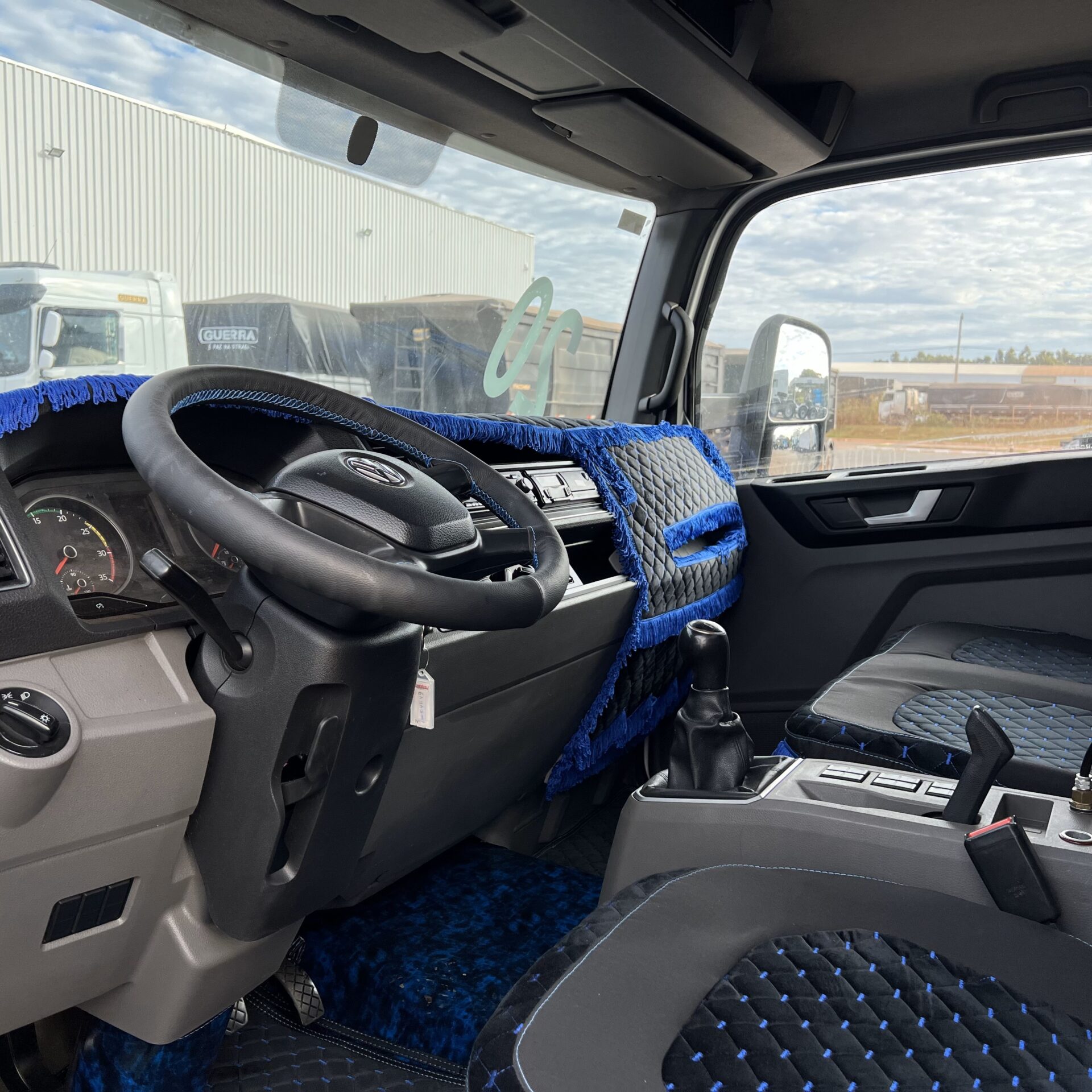 CAMINHÃO 3/4 VOLKSWAGEN 11180 2020 BAÚ COM PLATAFORMA de Caiobá Seminovos no Mato Grosso do Sul