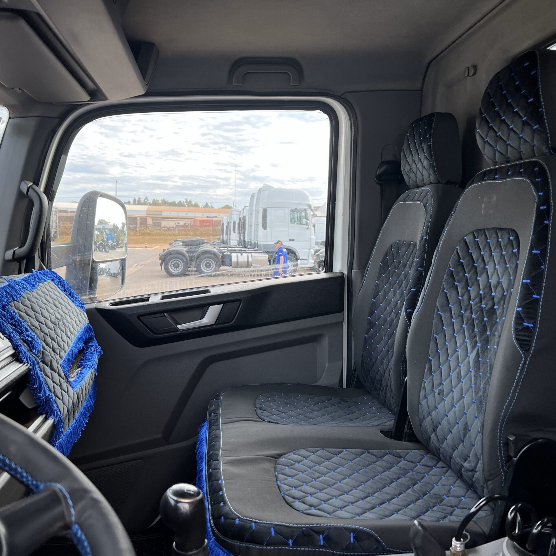 CAMINHÃO 3/4 VOLKSWAGEN 11180 2020 BAÚ COM PLATAFORMA de Caiobá Seminovos no Mato Grosso do Sul