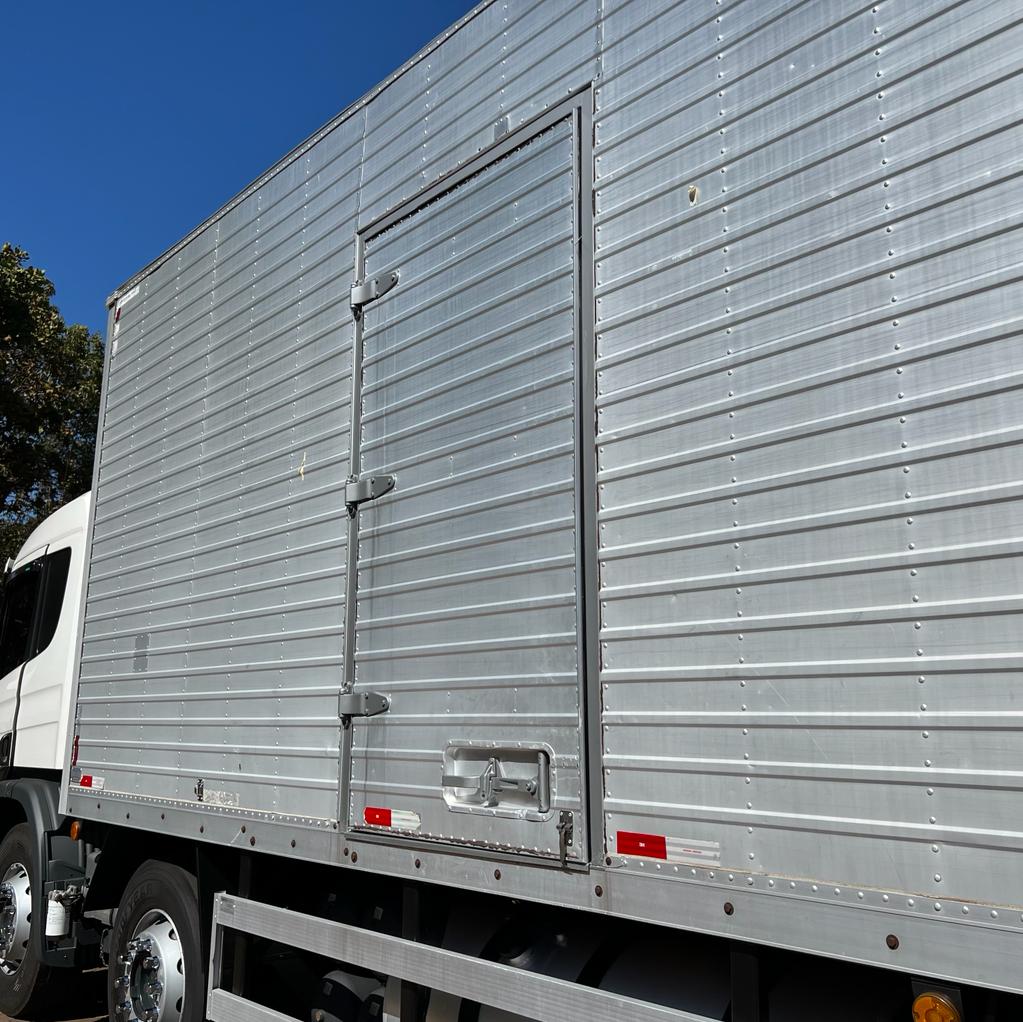CAMINHÃO SCANIA P310 BITRUCK 4 EIXO 2017 NO BAÚ de Caiobá Seminovos no Mato Grosso do Sul