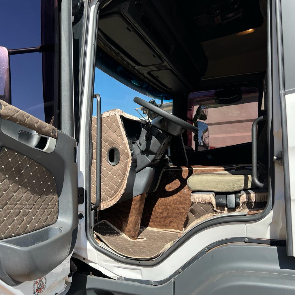 CAMINHÃO SCANIA P310 BITRUCK 4 EIXO 2017 NO BAÚ de Caiobá Seminovos no Mato Grosso do Sul