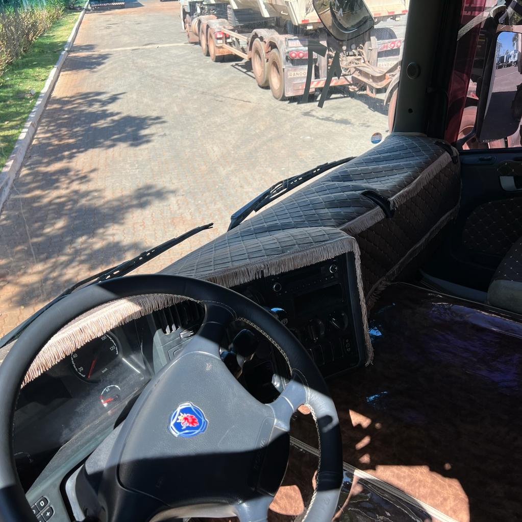 CAMINHÃO SCANIA P310 BITRUCK 4 EIXO 2017 NO BAÚ de Caiobá Seminovos no Mato Grosso do Sul