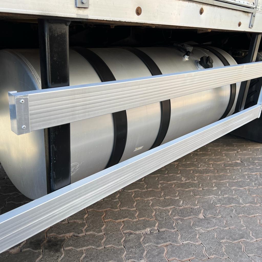 CAMINHÃO SCANIA P310 BITRUCK 4 EIXO 2017 NO BAÚ de Caiobá Seminovos no Mato Grosso do Sul