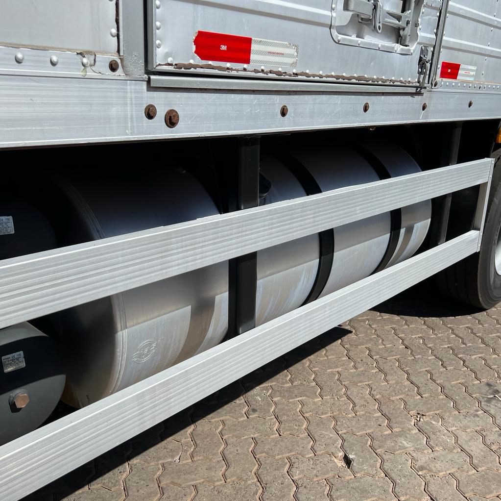 CAMINHÃO SCANIA P310 BITRUCK 4 EIXO 2017 NO BAÚ de Caiobá Seminovos no Mato Grosso do Sul