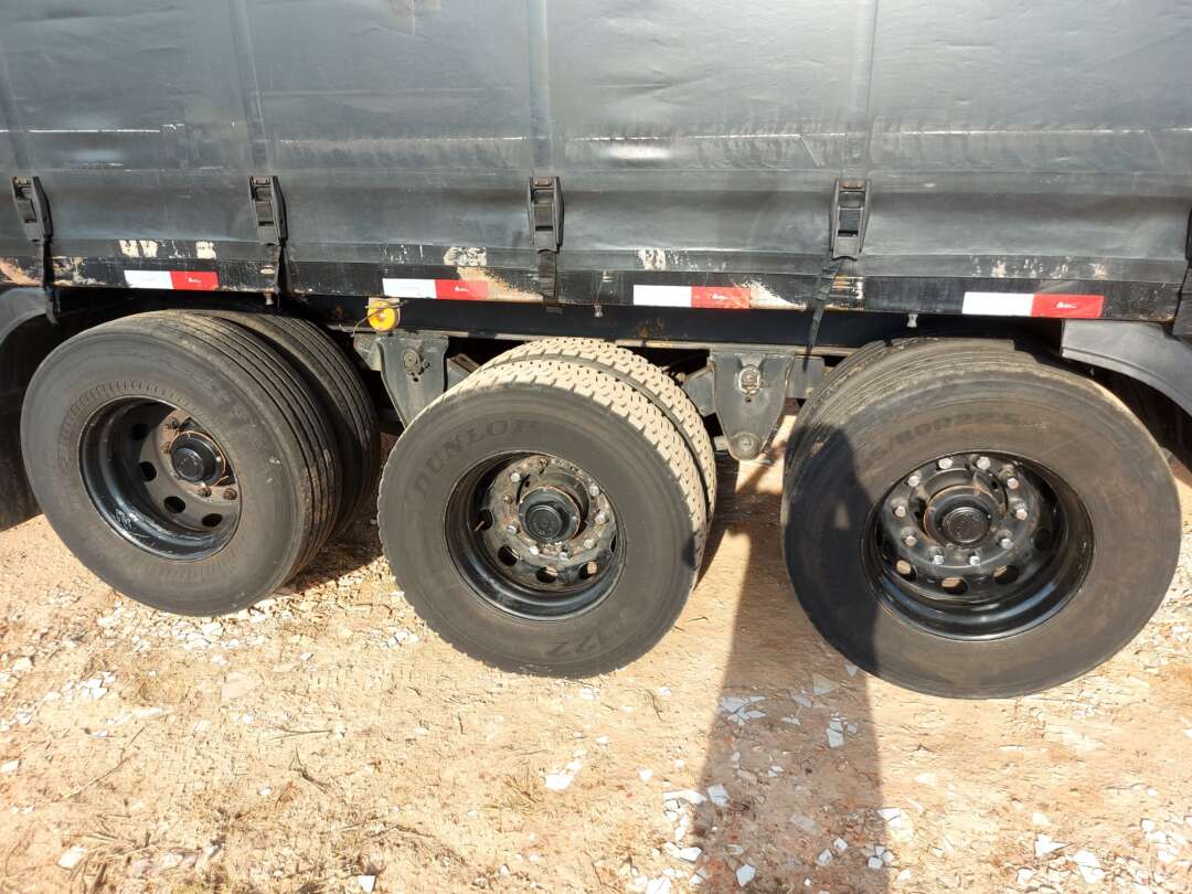Carreta SEMI-REBOQUE BAU SIDER Gotti ANO 2001 3 Eixos de Jr Pesados no Paraná