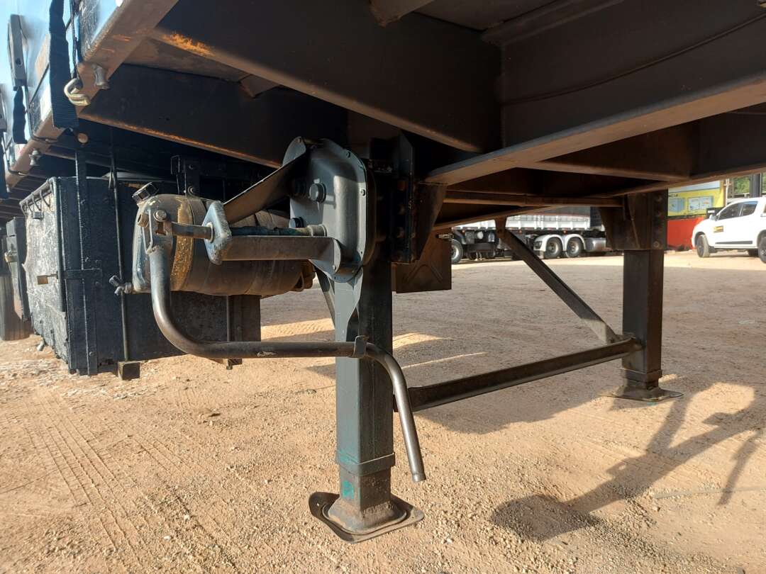 Carreta SEMI-REBOQUE BAU SIDER Gotti ANO 2001 3 Eixos de Jr Pesados no Paraná