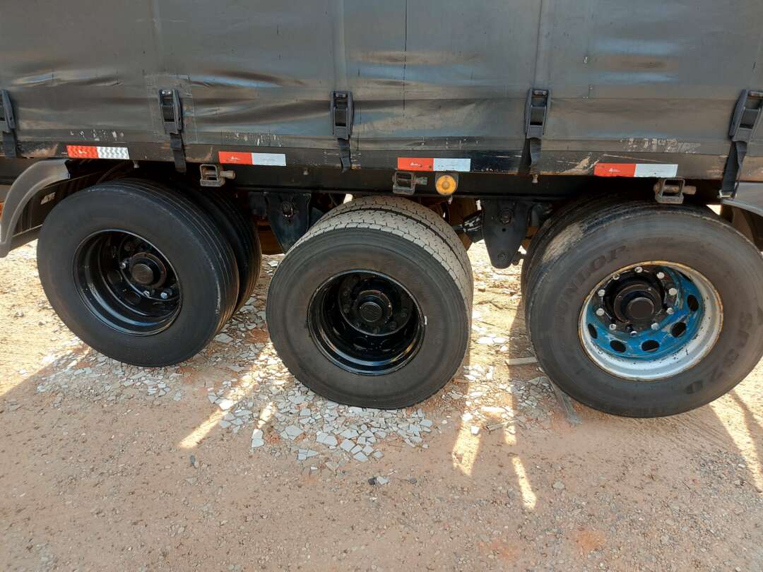 Carreta SEMI-REBOQUE BAU SIDER Gotti ANO 2001 3 Eixos de Jr Pesados no Paraná
