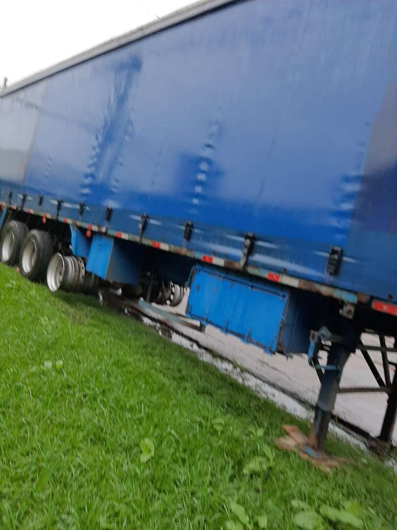 Carreta SEMI-REBOQUE BAU SIDER Guerra ANO 2001 3 Eixos de Jr Pesados no Paraná