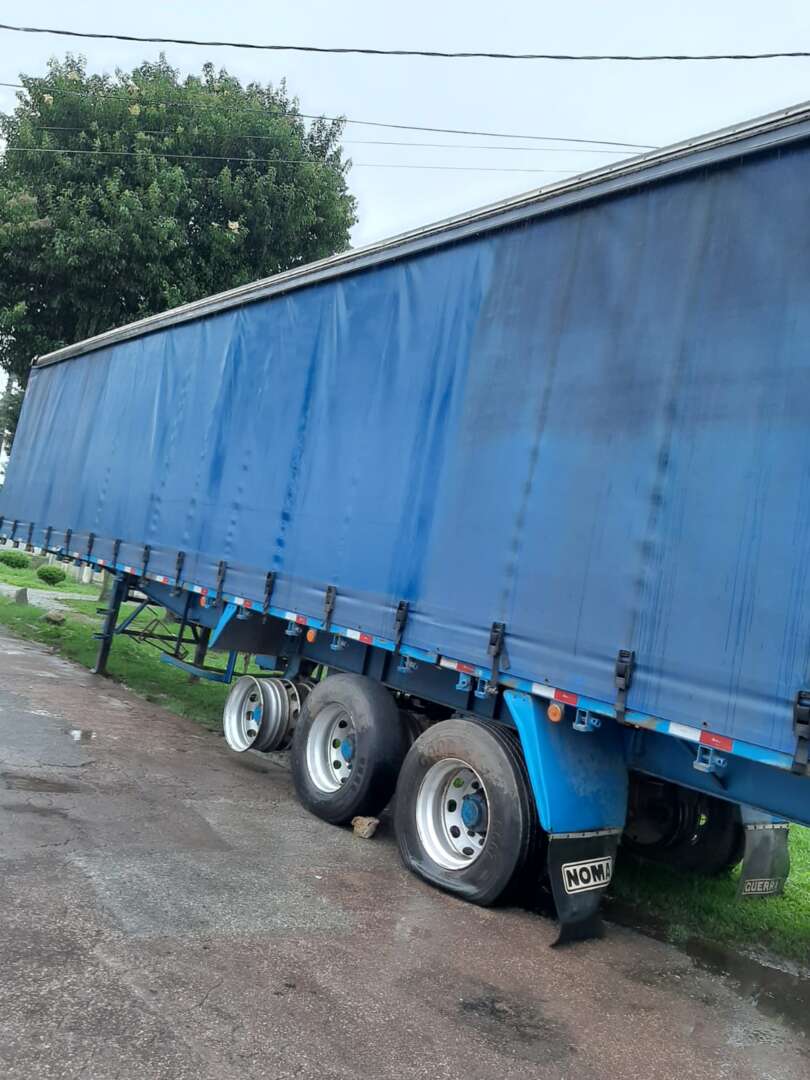 Carreta SEMI-REBOQUE BAU SIDER Guerra ANO 2001 3 Eixos de Jr Pesados no Paraná