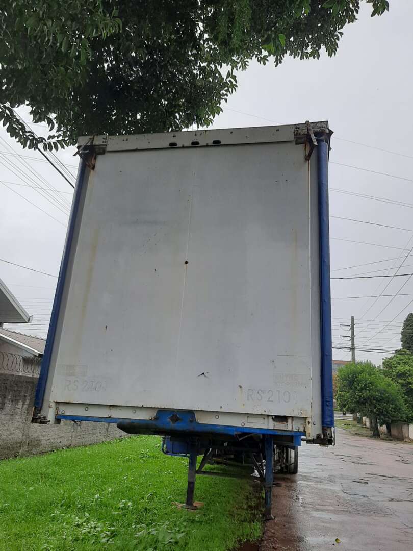 Carreta SEMI-REBOQUE BAU SIDER Guerra ANO 2001 3 Eixos de Jr Pesados no Paraná