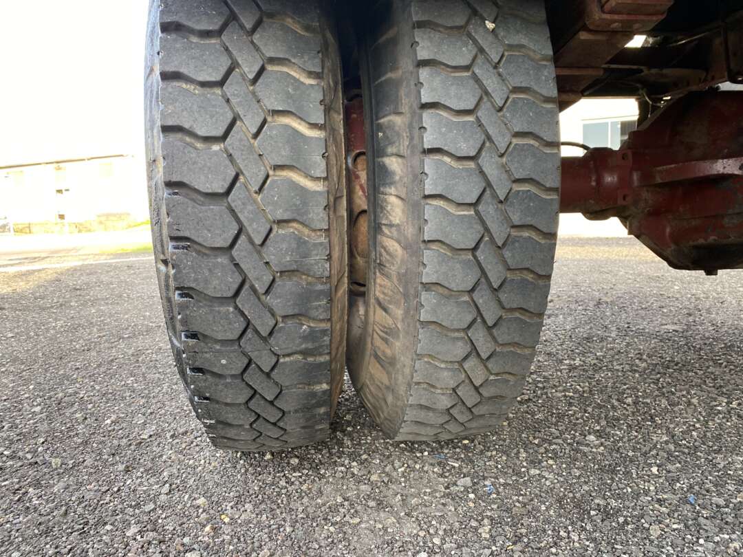 Caminhão MERCEDES BENZ MB 1113 Caçamba Basculante ANO 1984 de Oto Junior Caminhões no Paraná