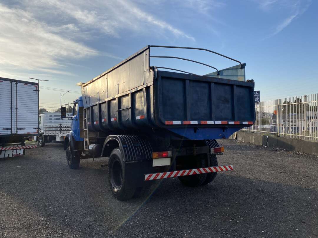 Caminhão MERCEDES BENZ MB 1113 Caçamba Basculante ANO 1984 de Oto Junior Caminhões no Paraná