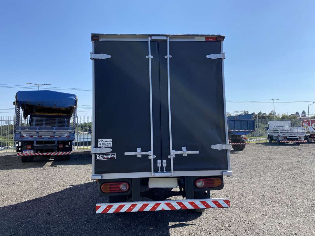 Caminhão HYUNDAI HR Baú Furgão ANO 2008 de Oto Junior Caminhões no Paraná