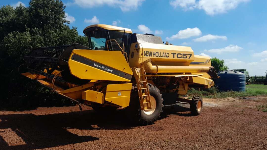 COLHEITADEIRA NEW HOLLAND TC 57 ANO 2001 de Auto Máquinas Palotina no Paraná