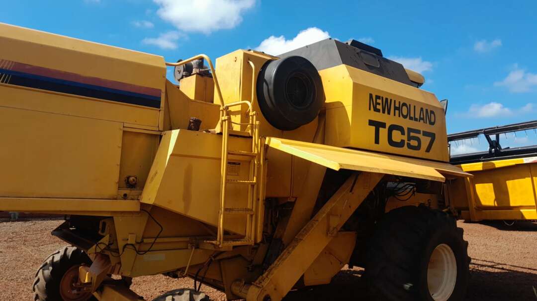 COLHEITADEIRA NEW HOLLAND TC 57 ANO 2001 de Auto Máquinas Palotina no Paraná