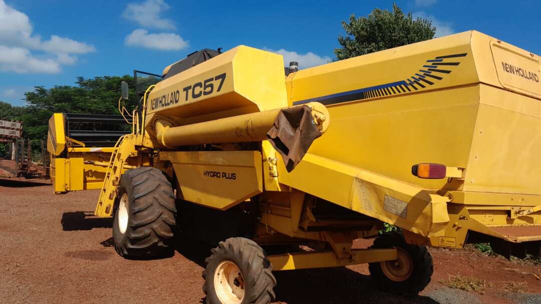 COLHEITADEIRA NEW HOLLAND TC 57 ANO 2001 de Auto Máquinas Palotina no Paraná