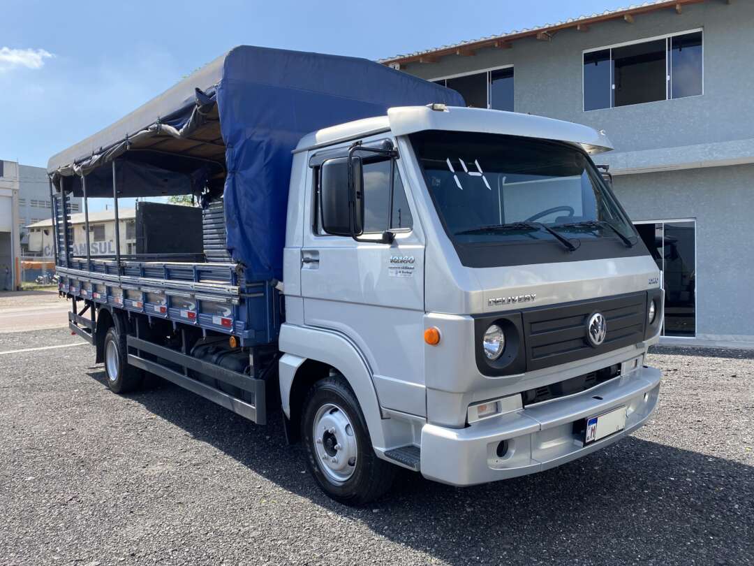 Caminhão VOLKSWAGEN VW 10160 Carga Seca ANO 2014 de Oto Junior Caminhões no Paraná