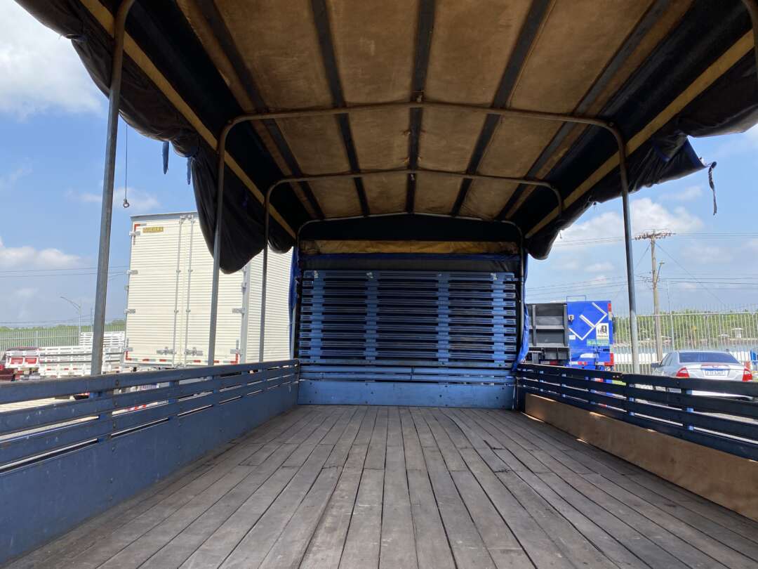 Caminhão VOLKSWAGEN VW 10160 Carga Seca ANO 2014 de Oto Junior Caminhões no Paraná