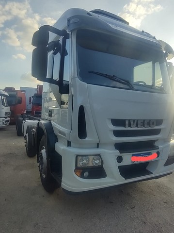 Caminhão Iveco Tector 240e28 8×2 Bitruck 2013 Baixo Km de Laf Caminhões no Paraná
