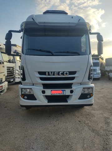 Caminhão Iveco Tector 240e28 8×2 Bitruck 2013 Baixo Km de Laf Caminhões no Paraná