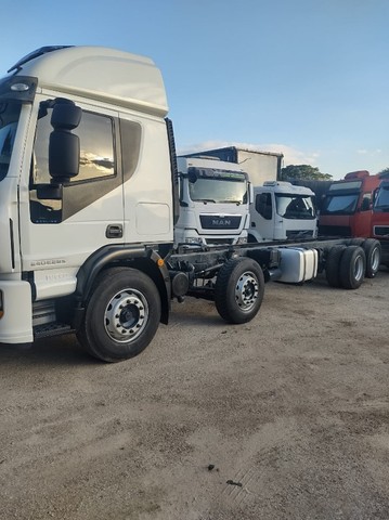 Caminhão Iveco Tector 240e28 8×2 Bitruck 2013 Baixo Km de Laf Caminhões no Paraná