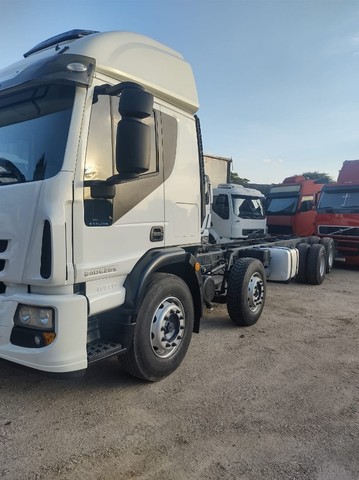 Caminhão Iveco Tector 240e28 8×2 Bitruck 2013 Baixo Km de Laf Caminhões no Paraná