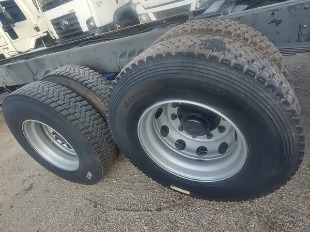 Caminhão Iveco Tector 240e28 8×2 Bitruck 2013 Baixo Km de Laf Caminhões no Paraná