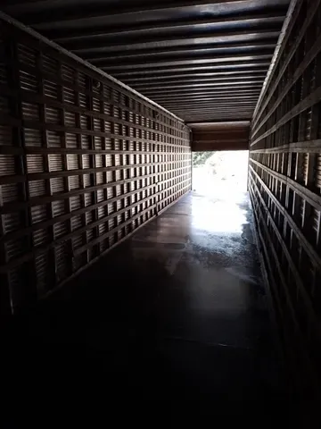 Carreta Baú dois eixos 2010 de Laf Caminhões no Paraná