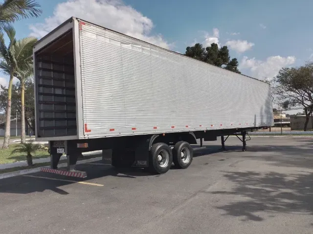 Carreta Baú dois eixos 2010 de Laf Caminhões no Paraná