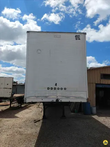 Carreta Baú dois eixos 2010 de Laf Caminhões no Paraná