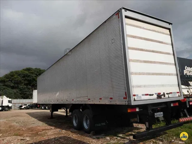 Carreta Baú dois eixos 2010 de Laf Caminhões no Paraná