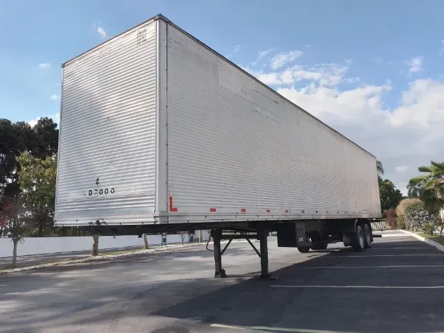 Carreta Baú dois eixos 2010 de Laf Caminhões no Paraná