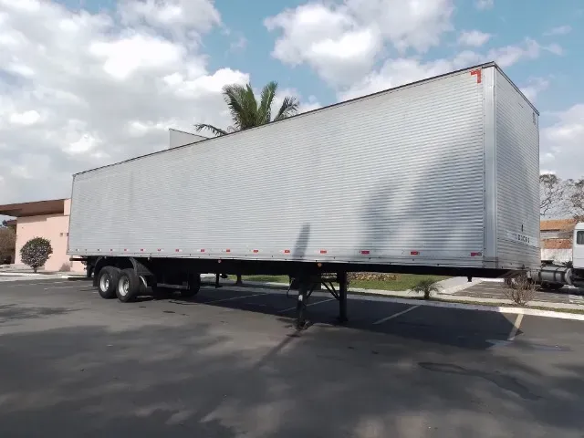 Carreta Baú dois eixos 2010 de Laf Caminhões no Paraná