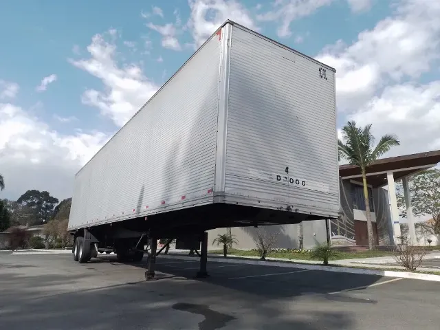 Carreta Baú dois eixos 2010 de Laf Caminhões no Paraná