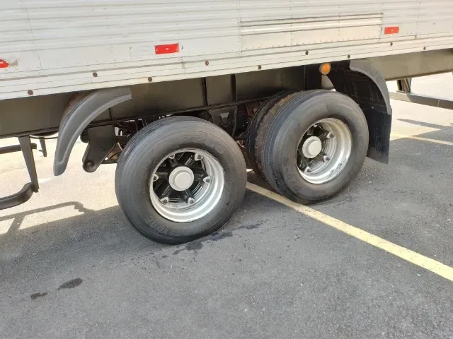 Carreta Baú dois eixos 2010 de Laf Caminhões no Paraná