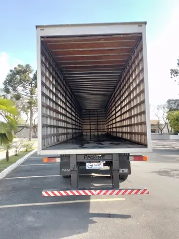 Carreta Baú dois eixos 2010 de Laf Caminhões no Paraná